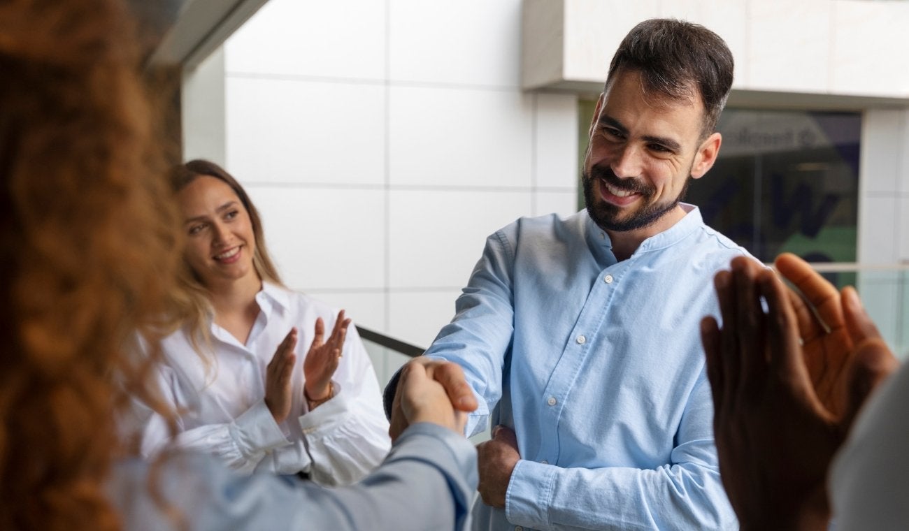 Saludo correcto: ¿BUEN DÍA o BUENOS DÍAS?, responde la RAE