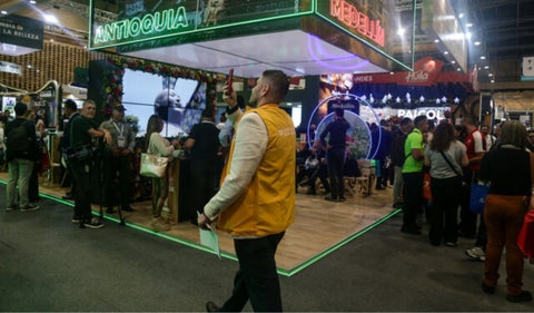 La inversión extranjera directa en Colombia cae un 24,1 durante el primer semestre de 2025, impactando al sector turismo.