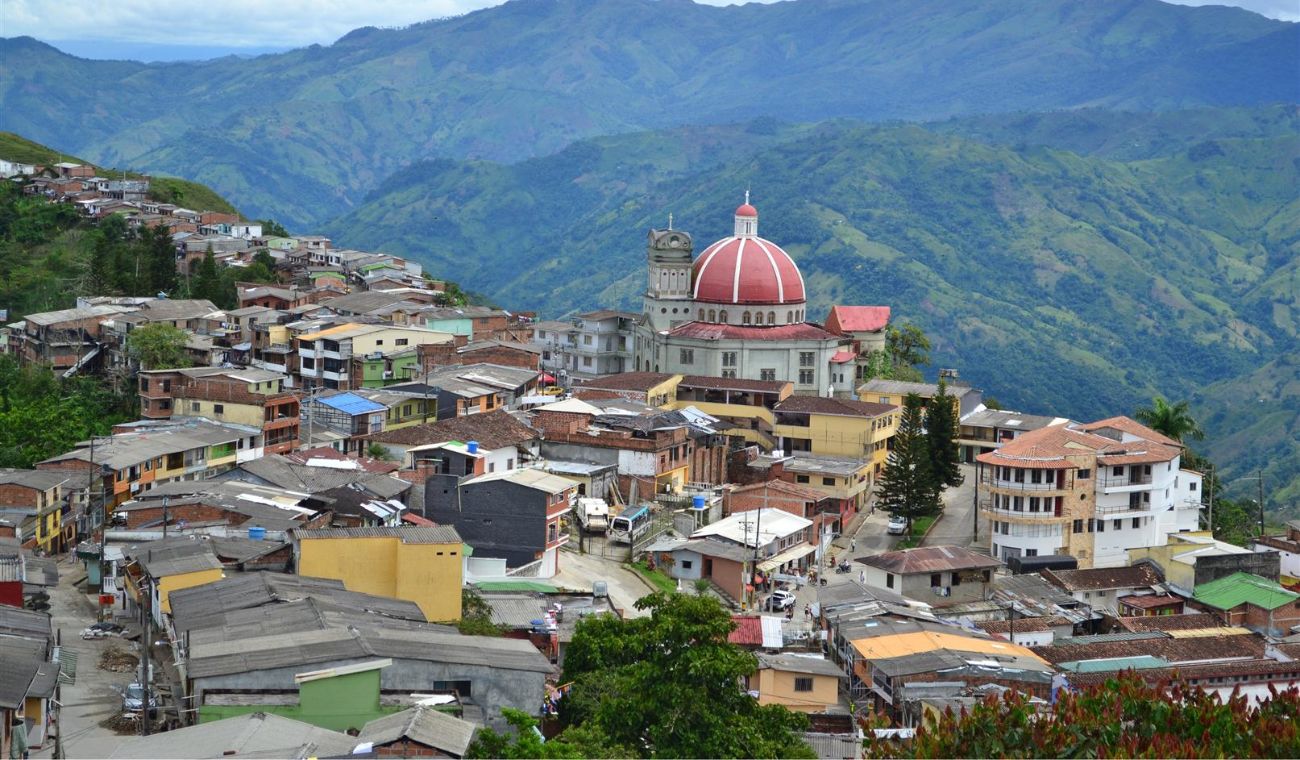 Atentado terrorista en Valdivia, Antioquia: Equino mular cargado de explosivos ataca a tropas militares.