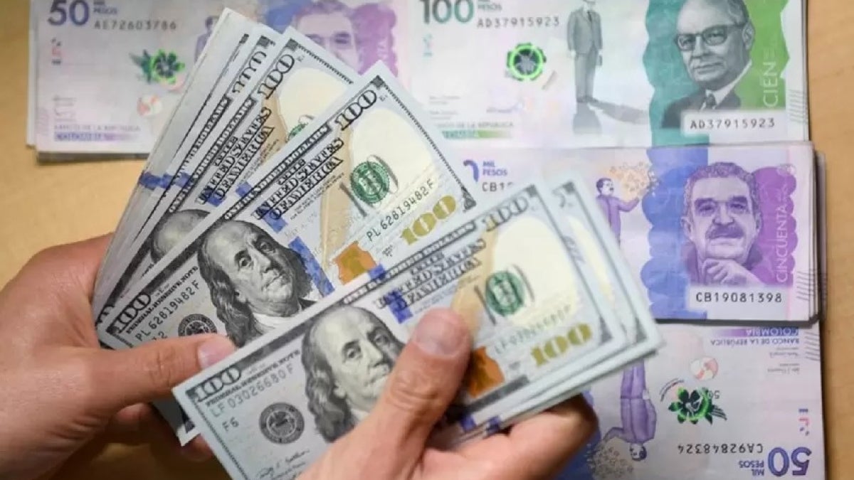 Dólares y pesos colombianos