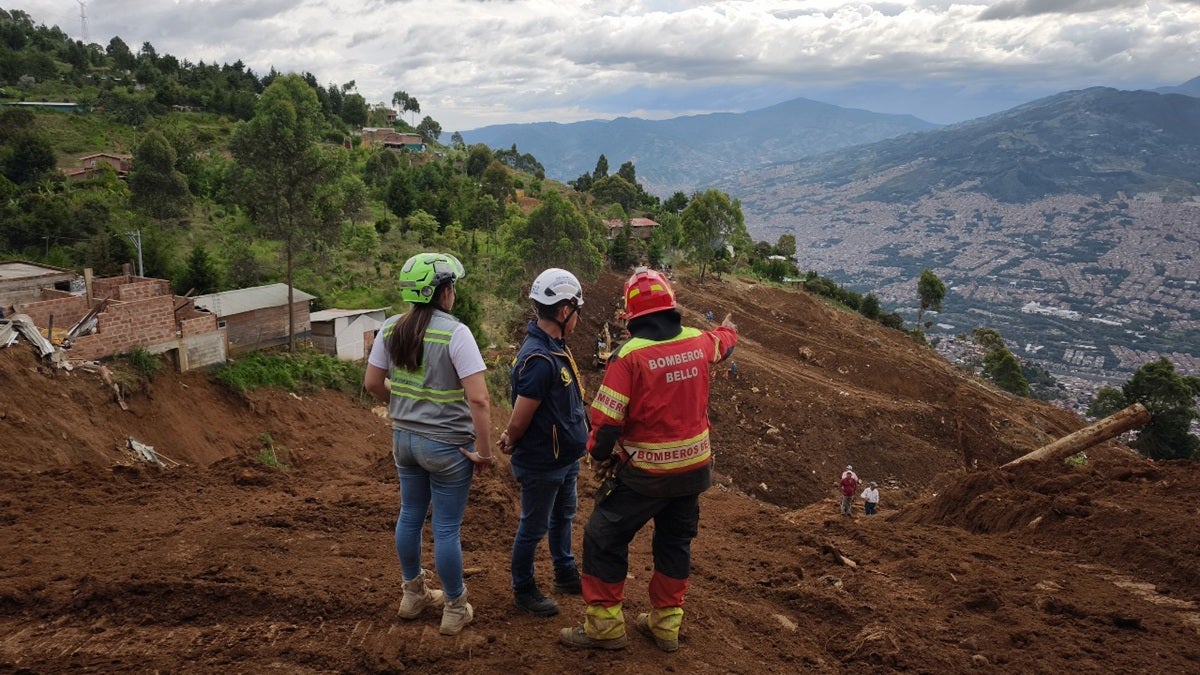 Como Emanuel Osorio Ciro, de 3 años fue identificado el cuerpo de la nueva víctima de la avalancha en Bello. Cinco personas continúan desaparecidas.