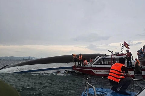 Foto: rescate tras el naufragio de un barco turístico en la bahía de Ha Long, provincia de Quang Ninh, Vietnam.