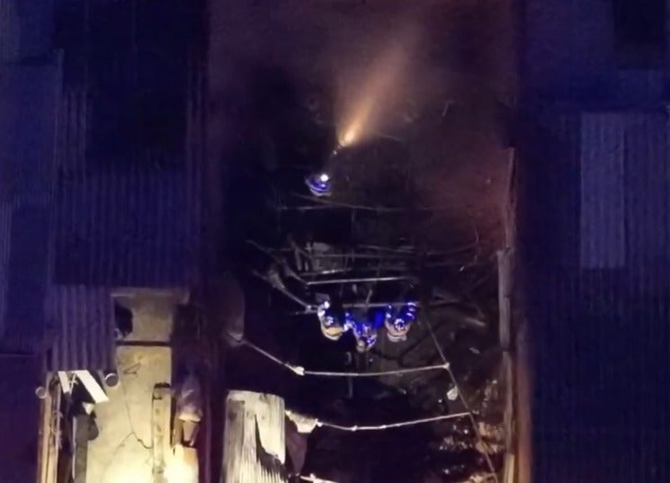 Unidades de Bomberos trabajando para apagar incendio registrado en la localidad de Bosa.