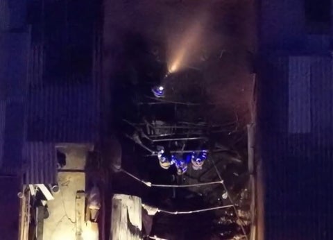 Unidades de Bomberos trabajando para apagar incendio registrado en la localidad de Bosa.