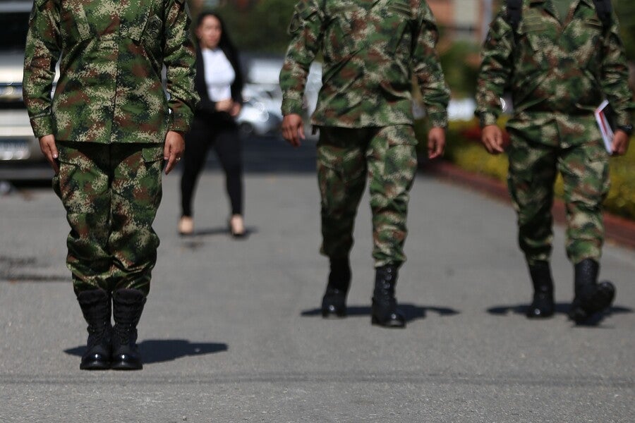 Soldados secuestrados por disidencias de las Farc son liberados en Guaviare tras mediación con la comunidad. Comandantes militares y delegación del Gobierno participaron en operación de rescate.