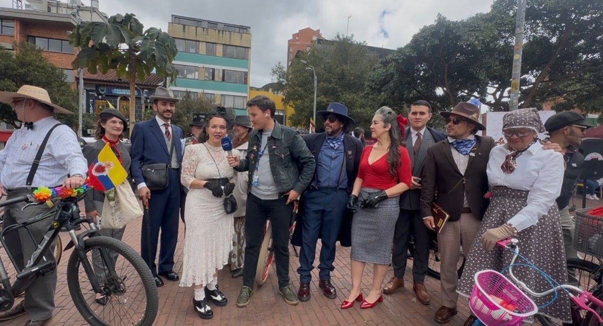 Moda Cachaco Ciclopaseo Cachaco revive la Bogotá antigua en bici y trajes
