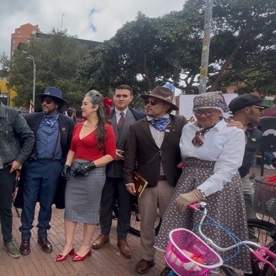 Moda Cachaco Ciclopaseo Cachaco revive la Bogotá antigua en bici y trajes