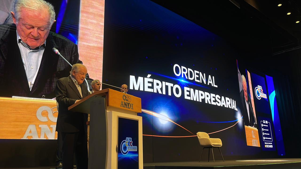 Luis Carlos Sarmiento, es reconocido por la ANDI con el Órden al Mérito Empresarial.