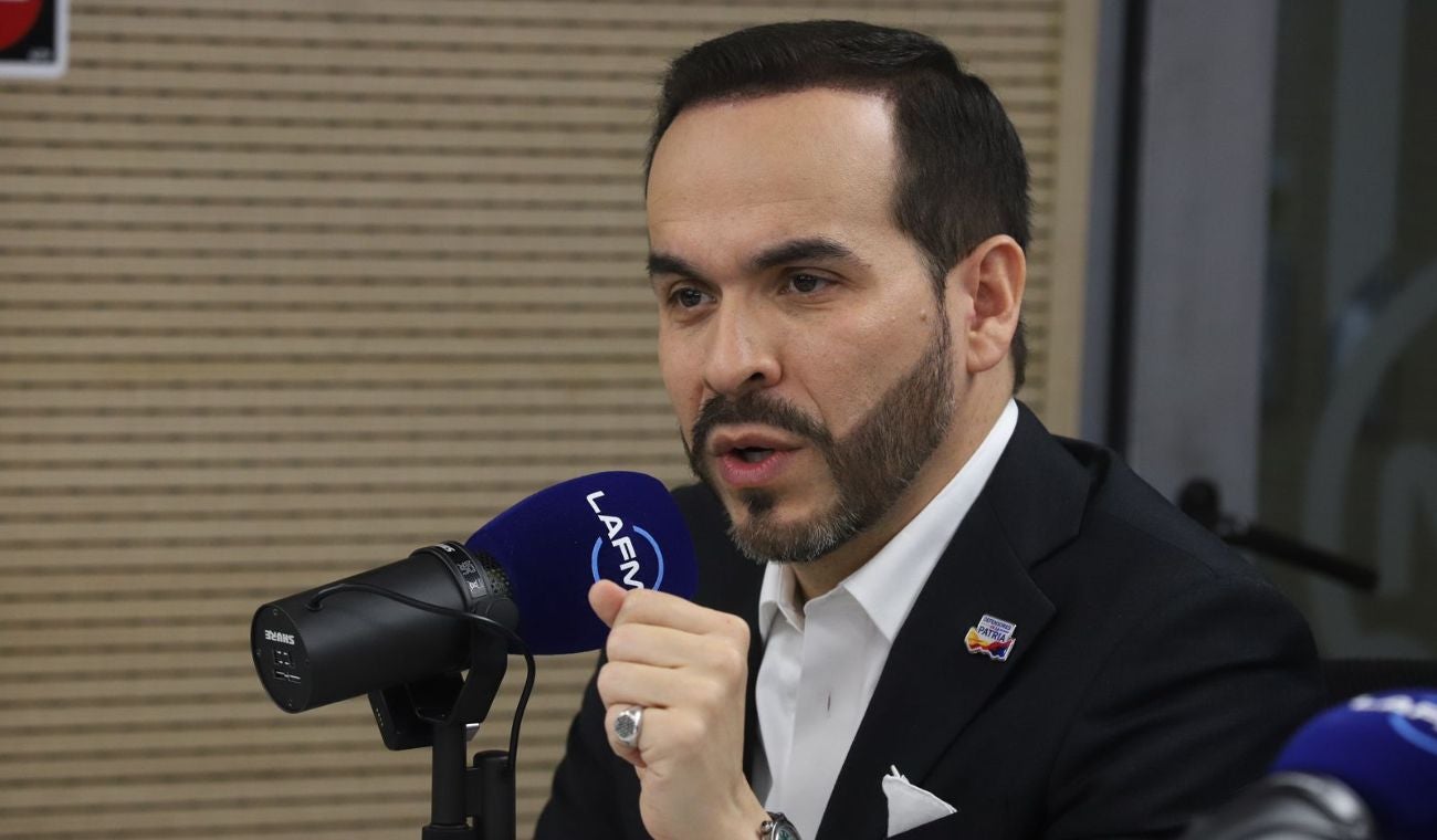 El candidato presidencial Abelardo de la Espriella acusa al régimen y narcoterrorismo de asesinato de Miguel Uribe, señalando al presidente Petro. Promete justicia y seguridad para Colombia