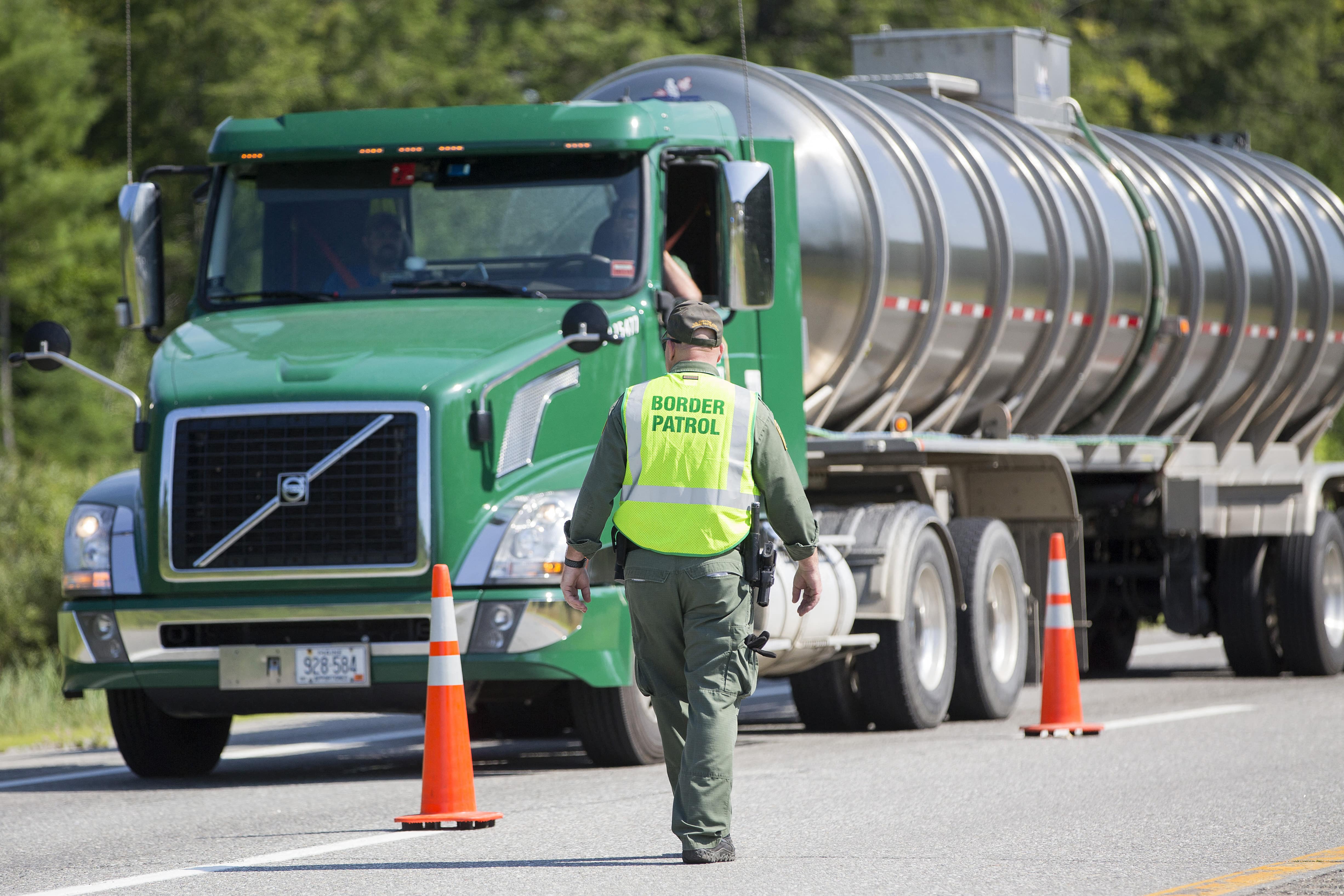Agente detiene una tractomula en Maine, Estados Unidos