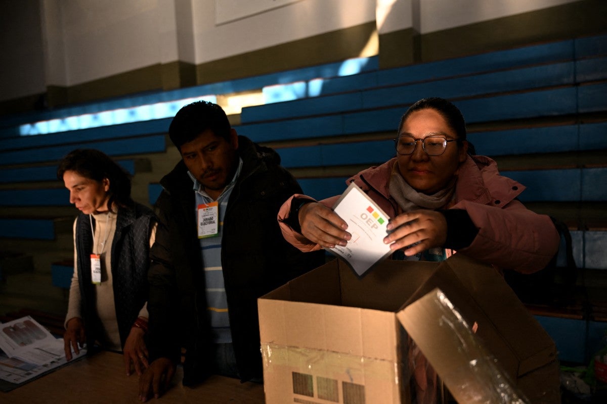 El periodista boliviano Raúl Peñaranda describe la calma y expectativa previas a las elecciones en Bolivia, destacando la alta participación ciudadana y la disputa entre Tuto Quiroga y Rodrigo Paz.