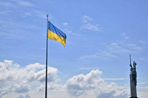 Imagen de referencia de la bandera de Ucrania junto al Monumento a la Madre Patria en Kiev