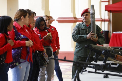 Miembro de la guardia presidencial hace inducción a nuevas reclutas del Ejército