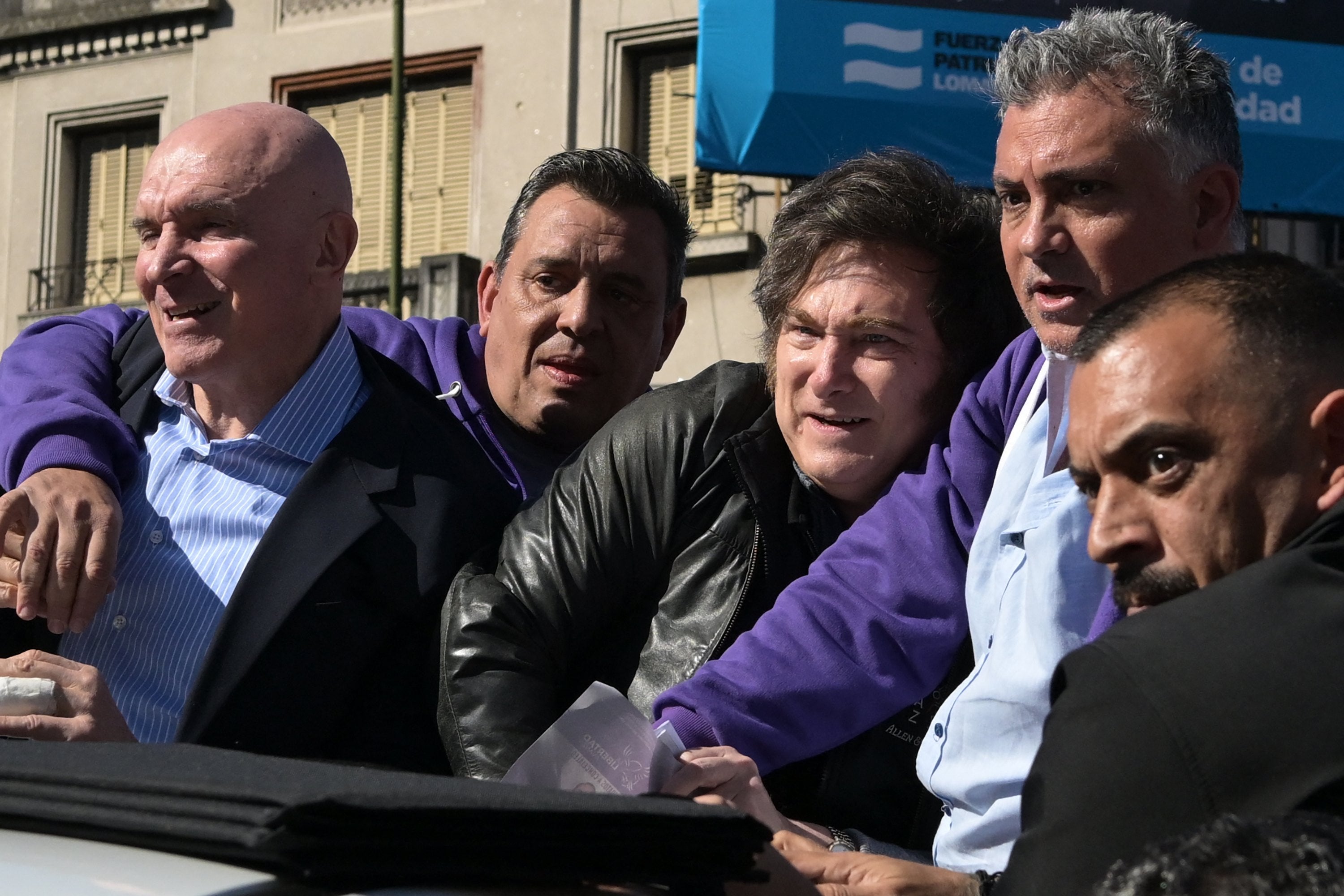 El presidente Javier Milei es evacuado tras ataques con piedras