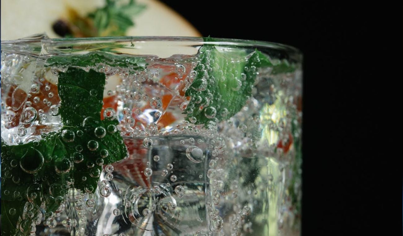 Beneficios y riesgos del agua con gas, según especialistas