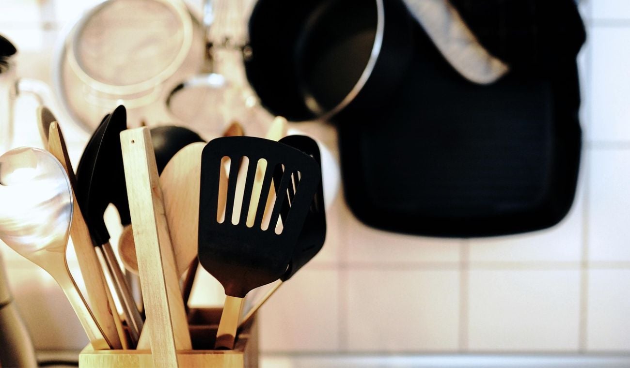 Este procedimiento permite eliminar microorganismos presentes en superficies que entran en contacto con alimentos