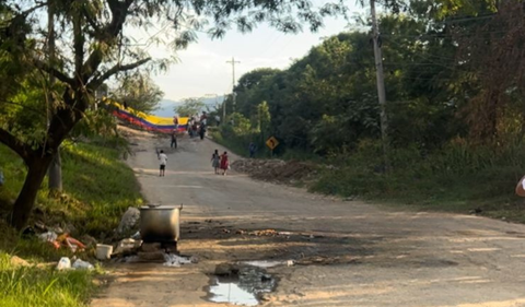 Comunidades mantienen bloqueado el tránsito de vehículos en protesta por el deterioro del corredor vial.
