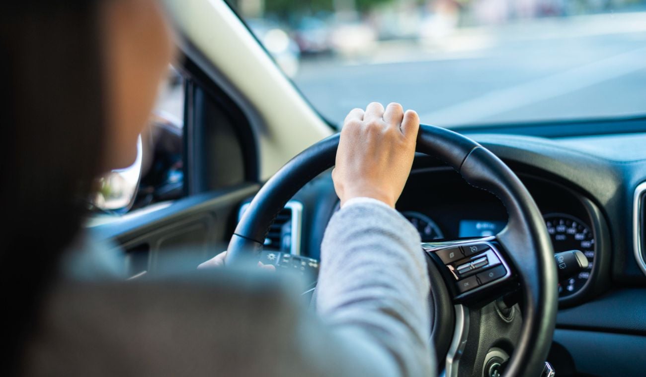 Conducir a baja velocidad en el carril izquierdo en Colombia es una infracción de tránsito