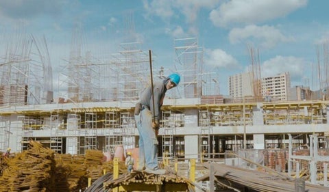 El presidente de CAMACOL, Guillermo Herrera, analiza avances en inteligencia artificial y preocupaciones por reducción en presupuesto para vivienda en Colombia.