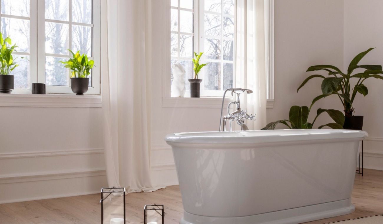 La tendencia hacia las mamparas de vidrio o acrílico en las duchas de hogares modernos: durabilidad y facilidad de limpieza