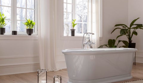 La tendencia hacia las mamparas de vidrio o acrílico en las duchas de hogares modernos: durabilidad y facilidad de limpieza