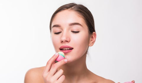 Exfoliación casera de labios: consejos y trucos para unos labios suaves y saludables. Descubre cómo lograr el efecto Glow Goals con delineador y brillo labial