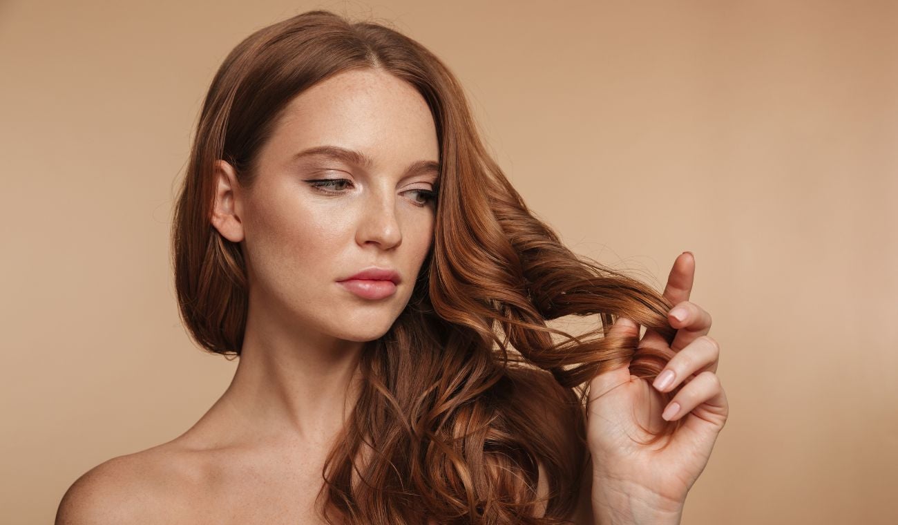 El primer paso para evitar el frizz es garantizar una hidratación suficiente. El cabello necesita retener agua y nutrientes para mantener su estructura en equilibrio