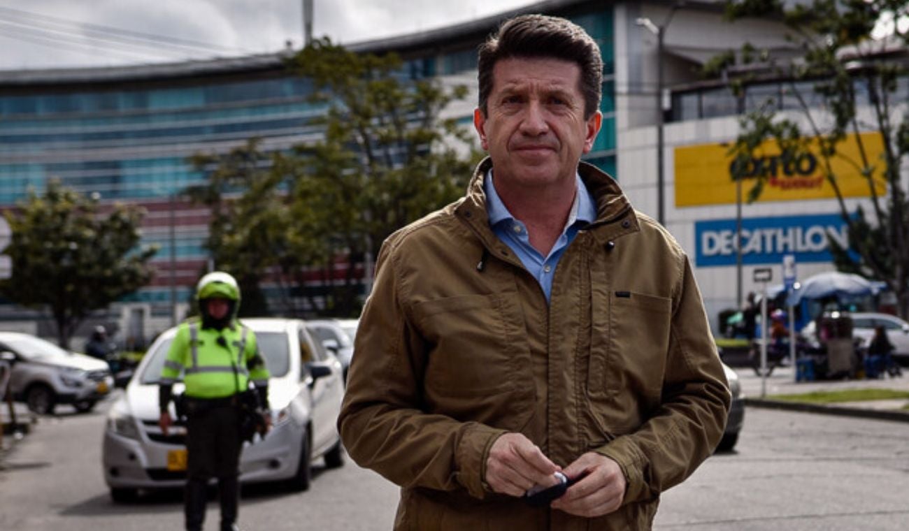 El exministro de Defensa Diego Molano advierte que el despliegue de 15.000 efectivos venezolanos en la frontera representa una amenaza a la soberanía nacional, buscando distraer la atención de la operación naval de Estados Unidos en el Caribe