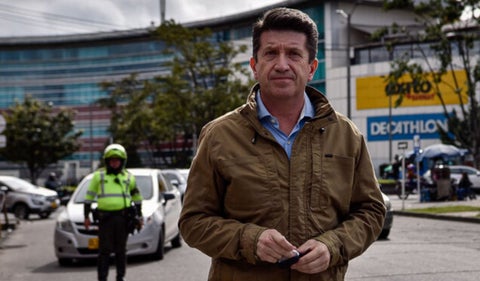 El exministro de Defensa Diego Molano advierte que el despliegue de 15.000 efectivos venezolanos en la frontera representa una amenaza a la soberanía nacional, buscando distraer la atención de la operación naval de Estados Unidos en el Caribe