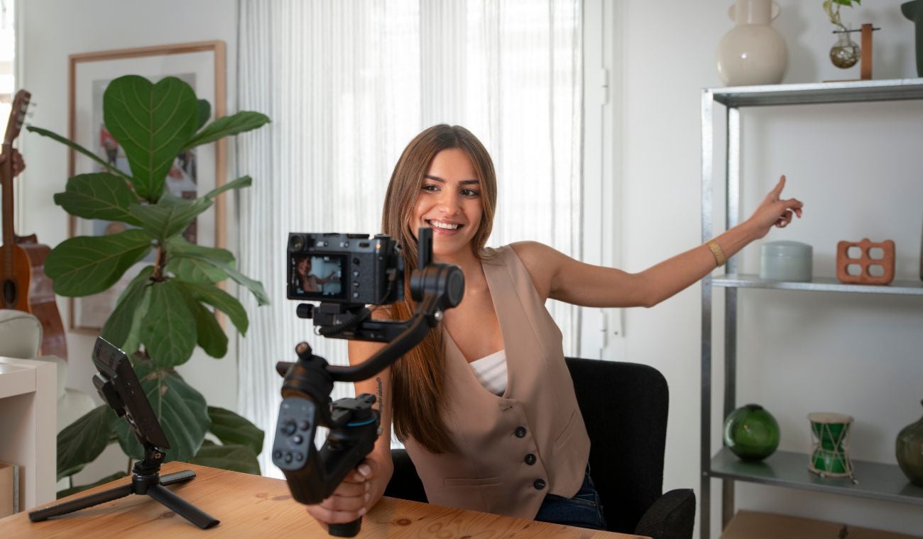 Sebastián Giraldo, creador de los premios Instafest, explica la importancia de la regulación y responsabilidades en la publicidad digital para los influencers. Multas de hasta 10 SMLMV por incumplimiento