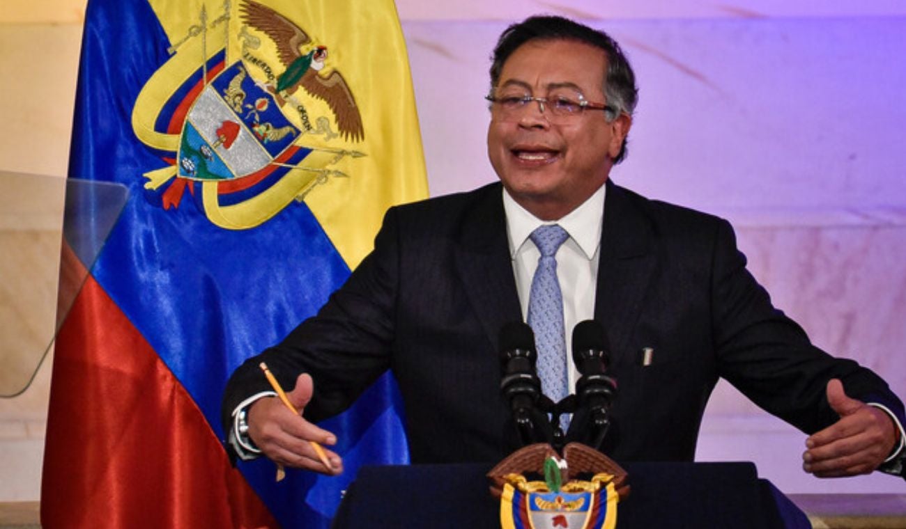 La 'paz total' de Gustavo Petro hace agua a un año de terminar su mandato por fracaso en diálogos con ELN y proliferación de grupos armados. Crisis humanitaria y desafíos en proceso de paz en Colombia