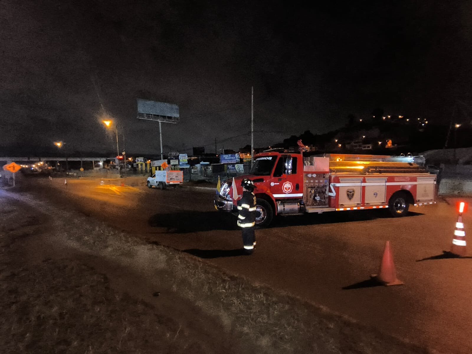 Un equipo de bomberos permanece en la Autopista Sur de Soacha por una fuga de gas.