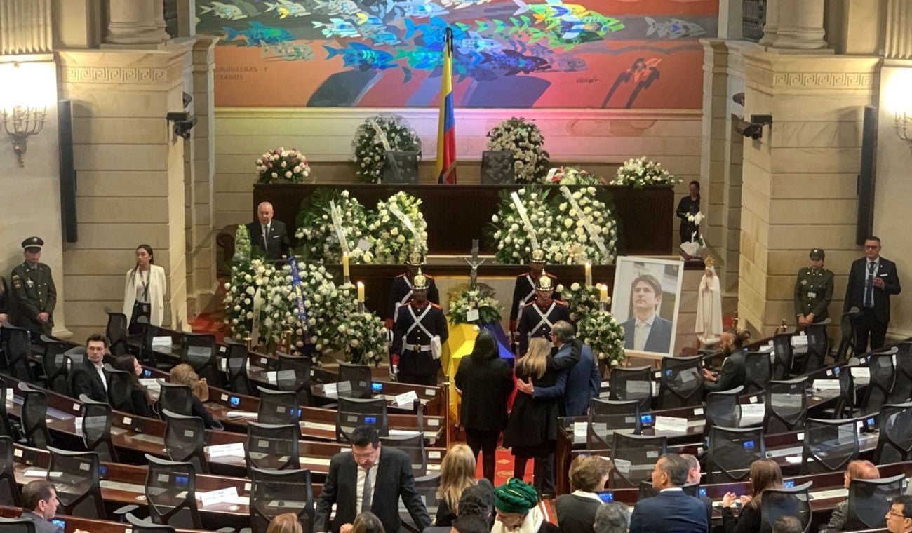Llegan senadores a despedir a Miguel Uribe
