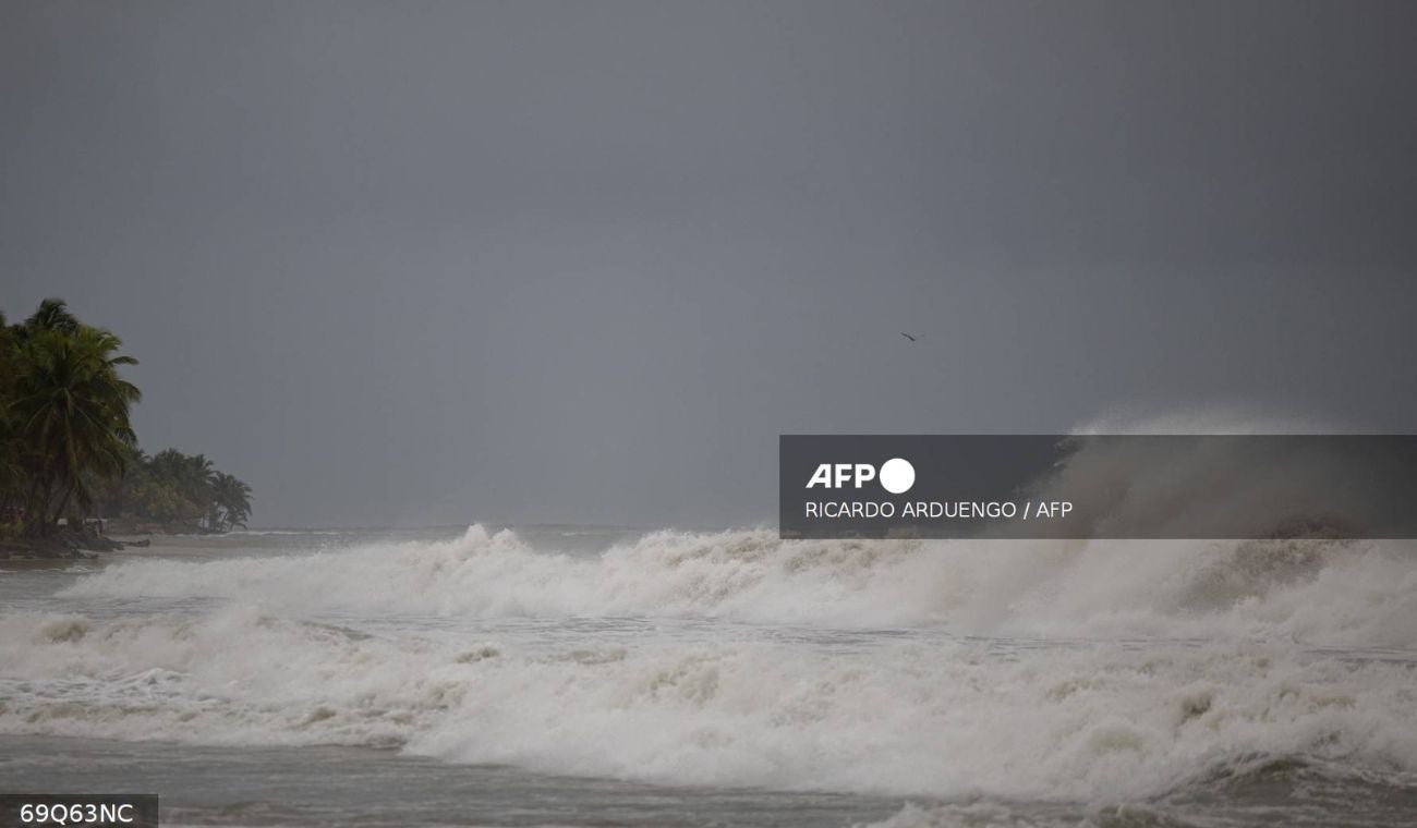 Huracán Erin categoría 4 avanza hacia Bahamas con vientos de 220 kmh y lluvias intensas. Alerta de inundaciones y evacuaciones en la costa este de Estados Unidos