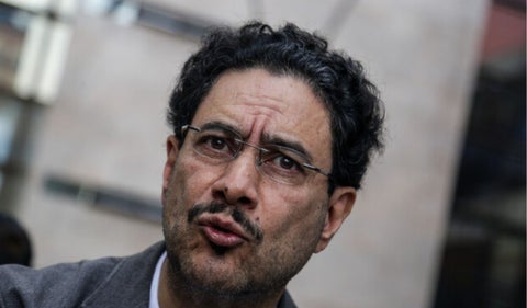 Senador Iván Cepeda denuncia amenazas tras condena a Álvaro Uribe por soborno y fraude. Cepeda enfrenta presiones por revelar la verdad sobre paramilitarismo en Colombia