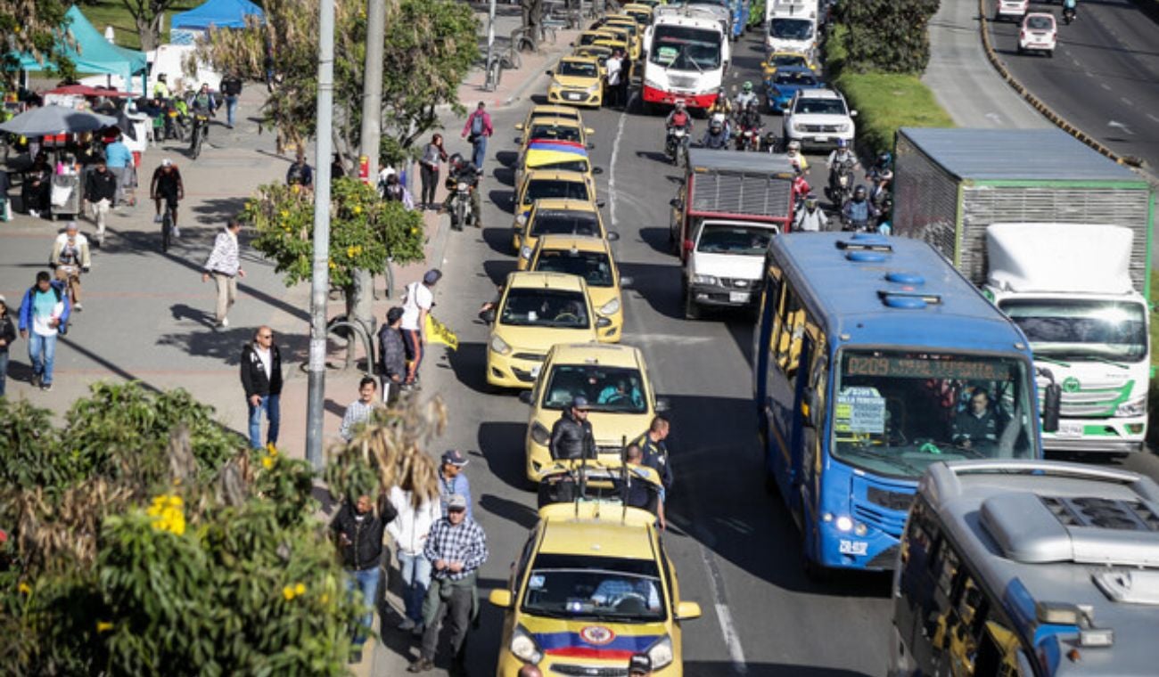 Flota de taxis eléctricos en Bogotá: una apuesta por la movilidad sostenible y la reducción de la contaminación. Ahorra combustible y contribuye a la calidad del aire. Descubre cómo cargarlos fácilmente en la ciudad