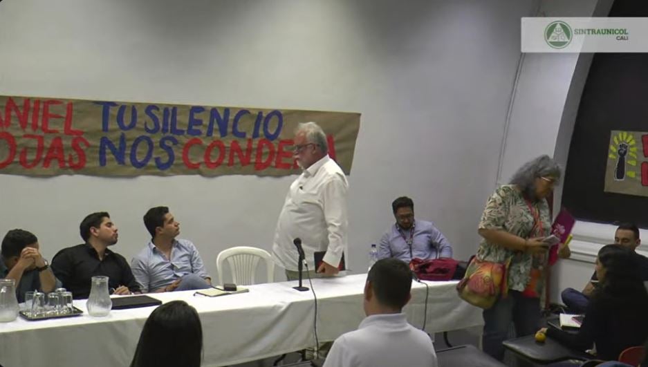 Discusión entre director territorial de la SAE y funcionarios del Mineducación.
