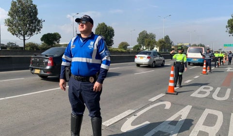 Pico y placa en Bogotá: medidas, horarios y multas en 2025. Descubra cómo funciona el pico y placa y el programa solidario