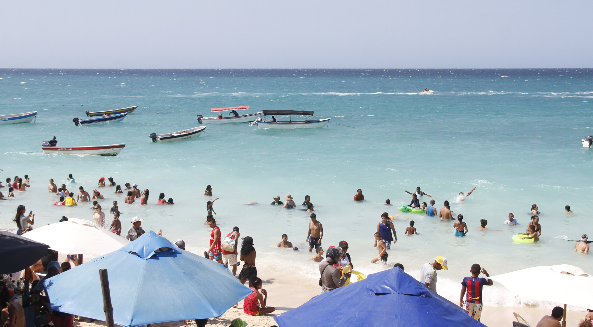 La Secretaría de Turismo de Cartagena entrega cartas de precios actualizadas a prestadores de servicios turísticos en La Boquilla, buscando formalizar un turismo sostenible