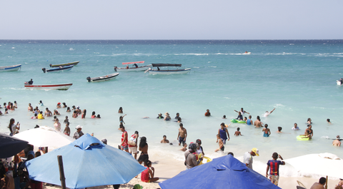 La Secretaría de Turismo de Cartagena entrega cartas de precios actualizadas a prestadores de servicios turísticos en La Boquilla, buscando formalizar un turismo sostenible