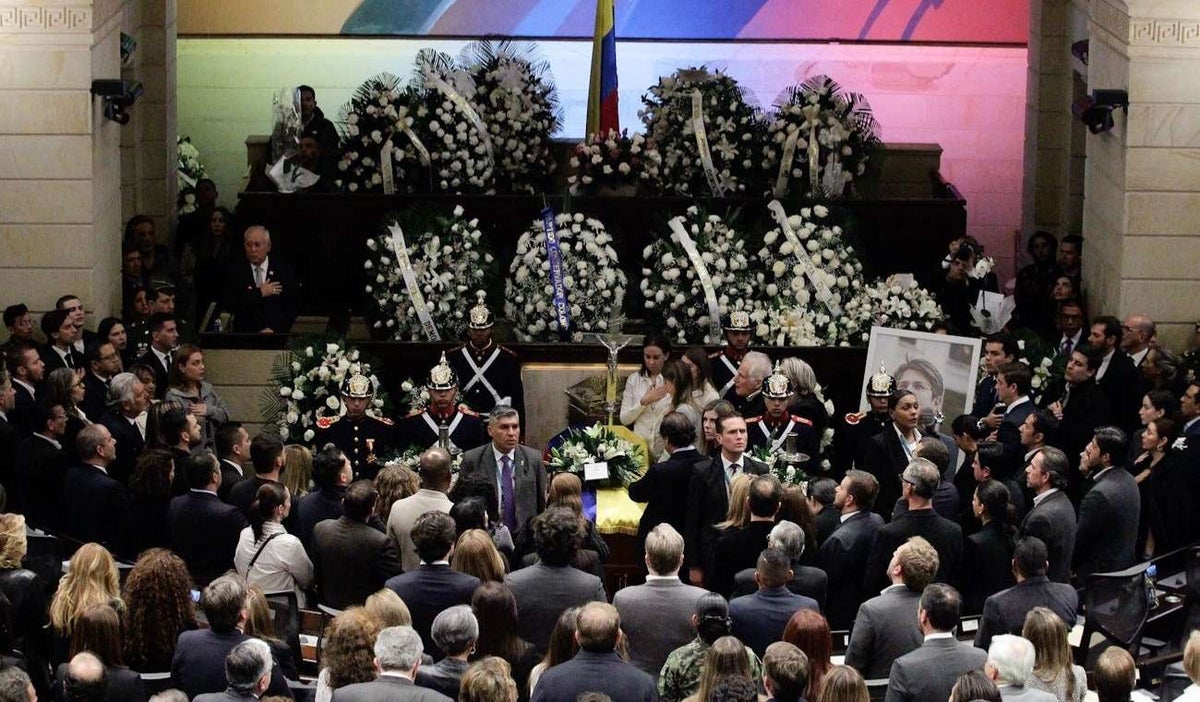 "Viva Colombia", el grito con el que ciudadanos despiden al senador Miguel Uribe en el Congreso