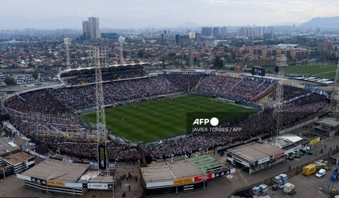 El hincha fue trasladado a un hospital, pero falleció debido a la gravedad de sus heridas.