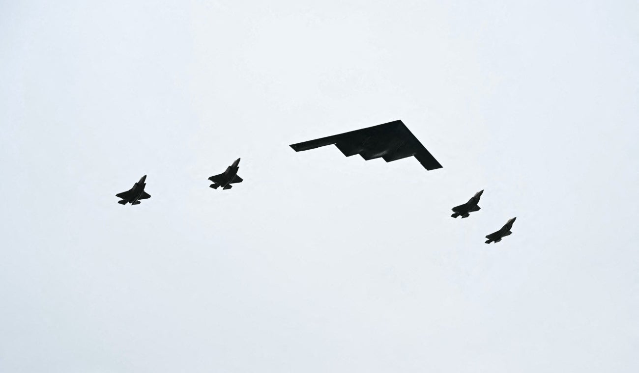 Un bombardero B-2 (C) y cuatro cazas F-35
