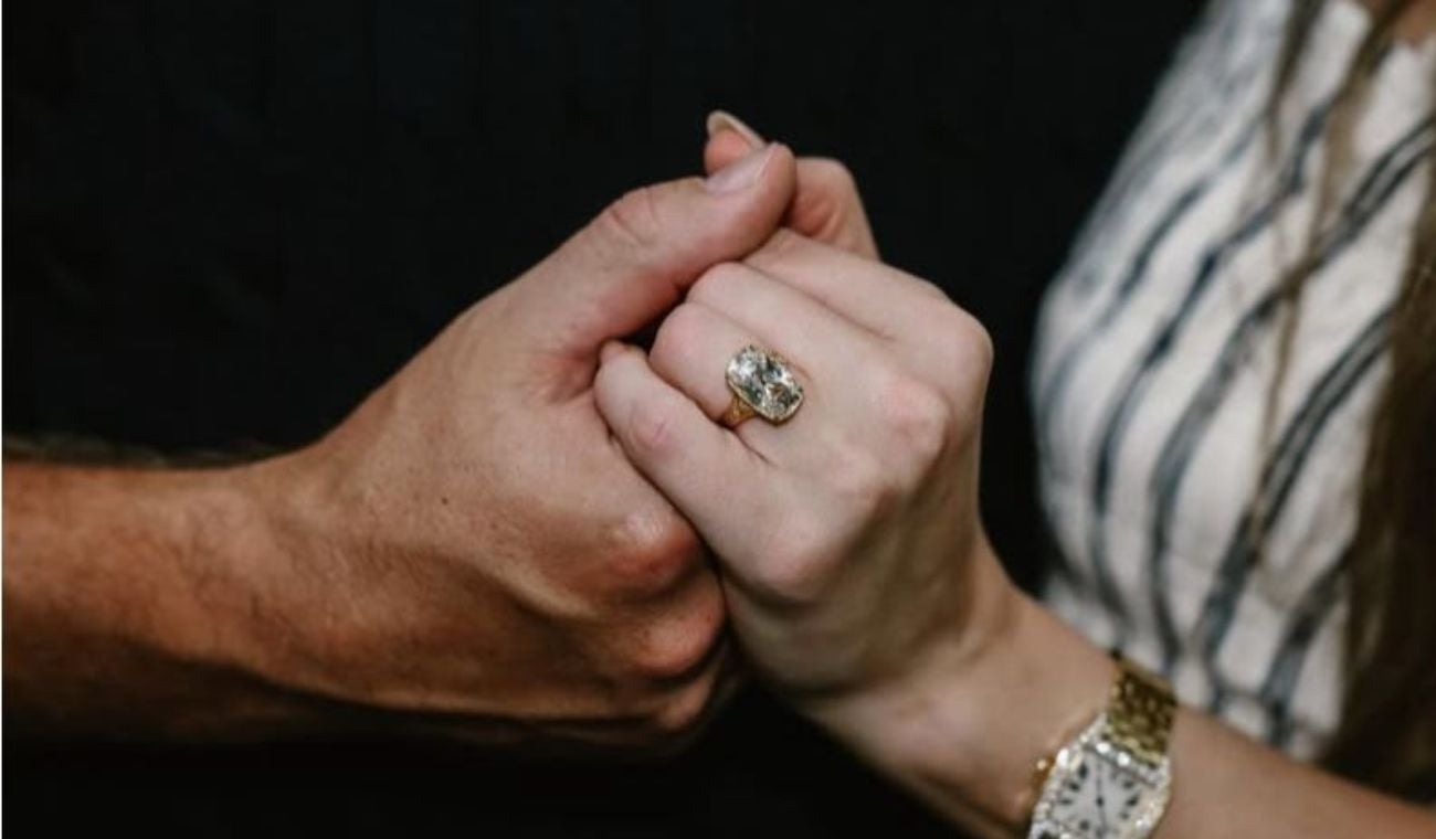 Taylor Swift mostró a su público el anillo de compromiso, gesto que permitió a expertos y seguidores analizar cada detalle de la joya