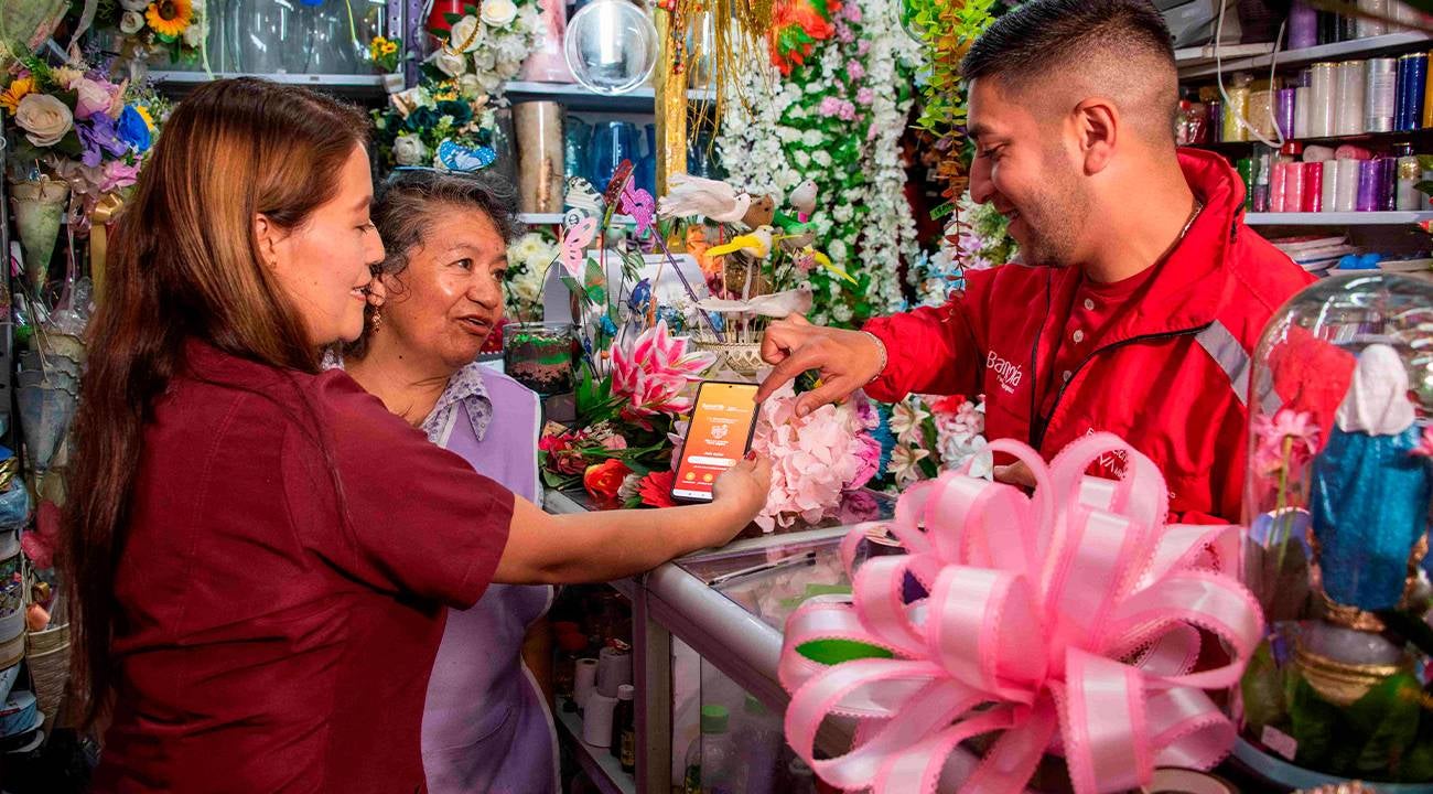 Dos de tres tiendas atendidas por Bancamía son de mujeres