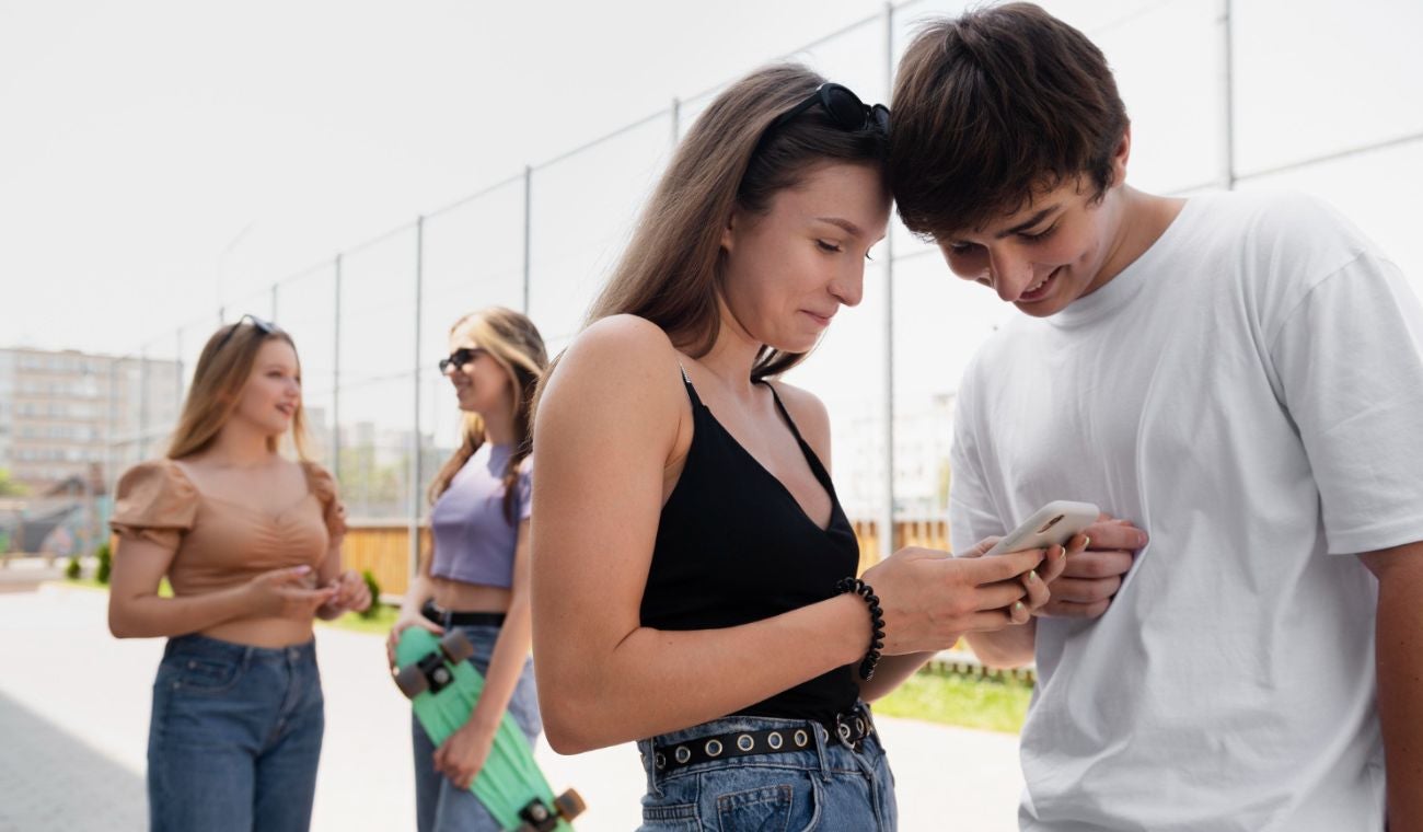 Estas incluyen filtros automáticos para eliminar comentarios ofensivos