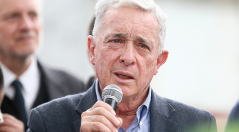 Álvaro Uribe criticó a Gustavo Petro y su apoyo a Nicolás Maduro en un trino en X