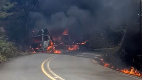 Atentado terrorista en Antioquia: las Farc prendieron fuego contra un vehículo