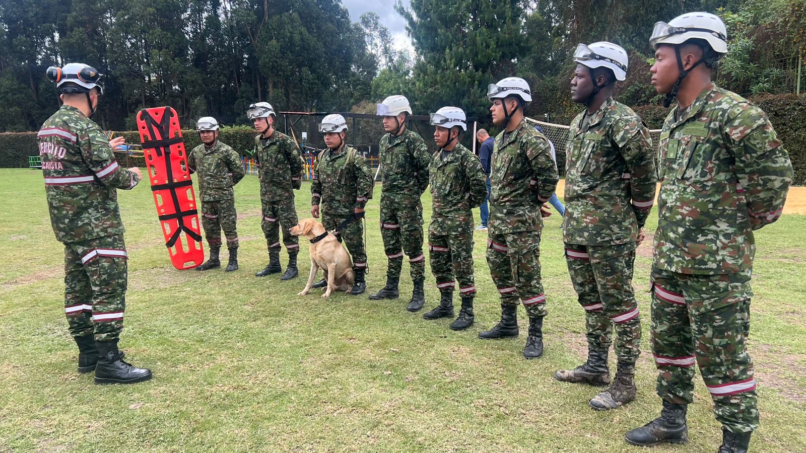 Soldados rescatistas del Ejército