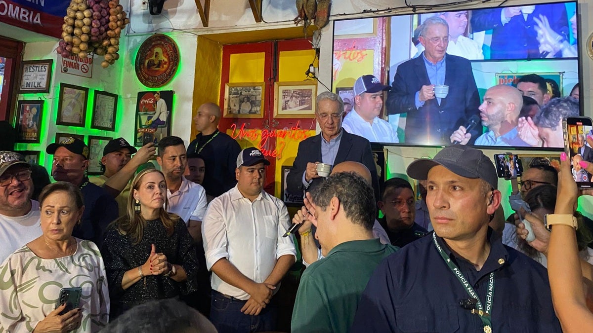 “Se quieren llevar a nuestros soldados a proteger a Maduro en la zona binacional”, el expresidente Álvaro Uribe Vélez